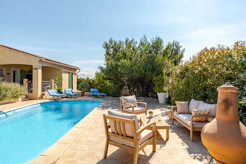 Calm & independent apartment in a villa with pool