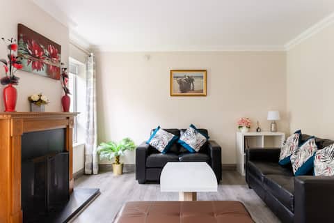 Cheerful 3 bedroom spacious house close to Airport