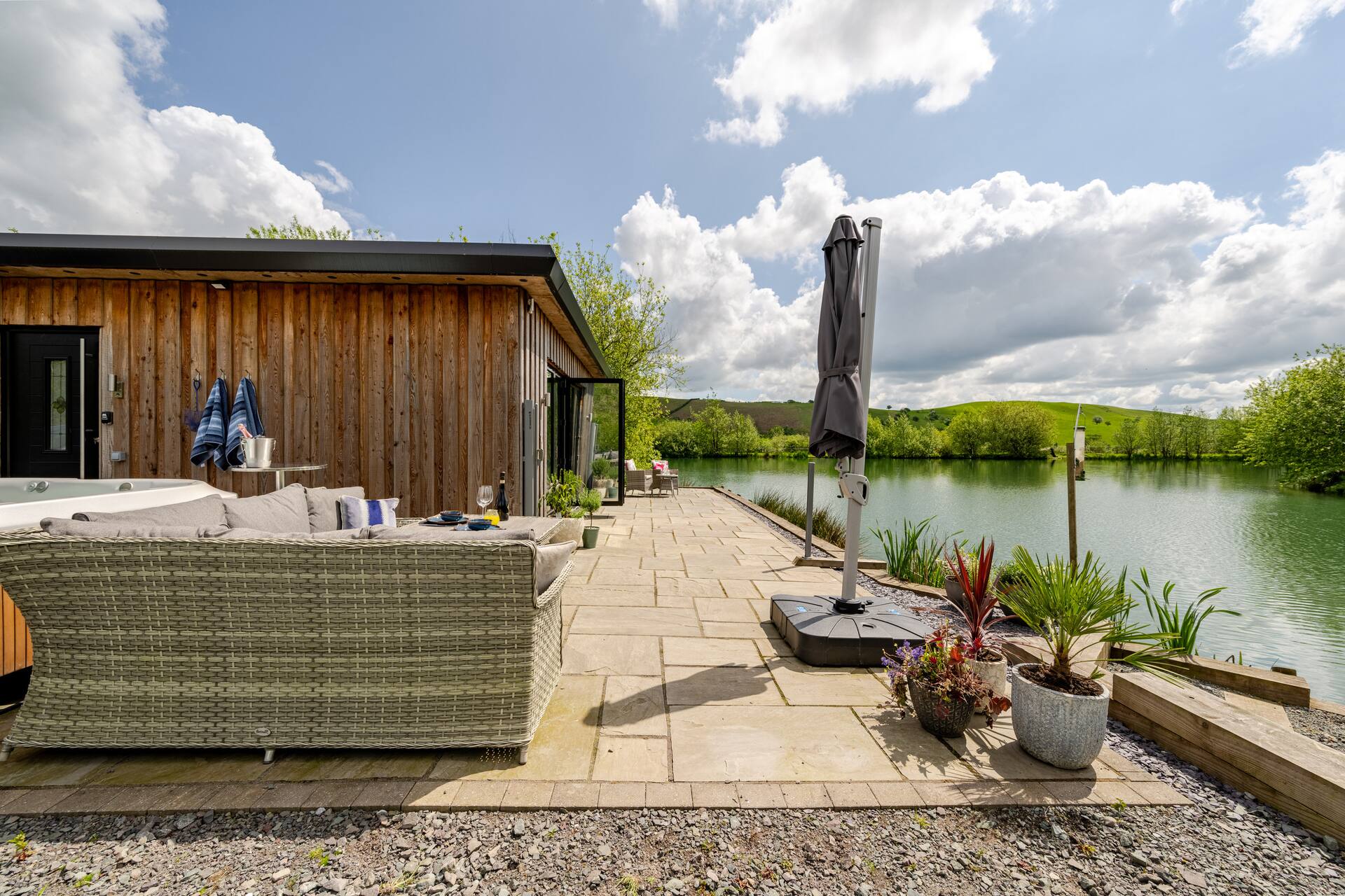 Luxury Lakeside Lodge with Hot Tub in Ratlinghope