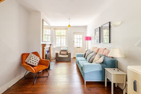 Top Airbnb: Charming waterfront townhouse in Oxford