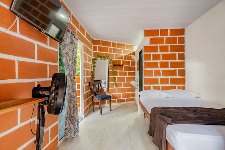 Habitación con baño privado, tv Smart, ventilador y terraza con vistas al rio y naturaleza .
