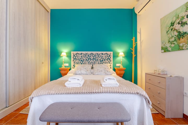 Საძინებელი , სამი კარისა და მთიანეთის დიდი კარადით, ორი საწოლით, ერთი 150 სმ ორ მეტრზე და 90 სმ ორ მეტრზე