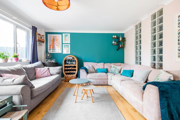 Cheerful 5 Bedroom Townhouse With Hot Tub - London