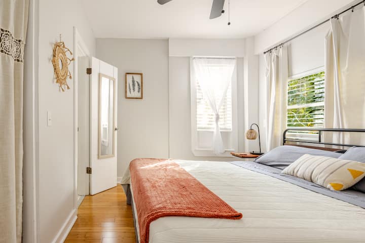 Dormitorio con cama king size