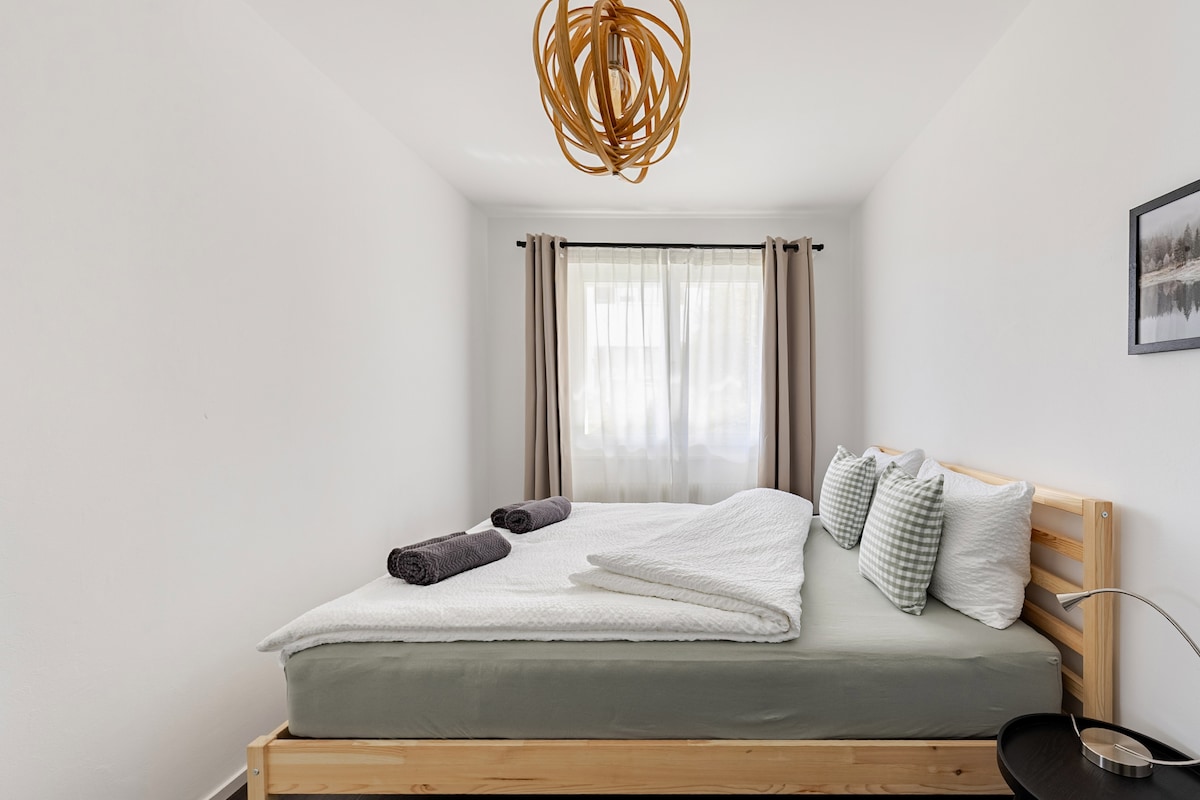 Cama doble en el dormitorio con sábanas suaves