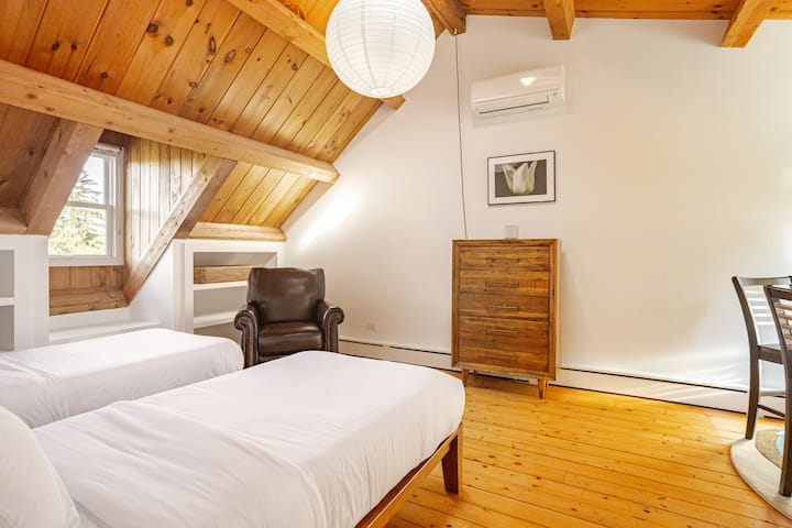 Ungependa kuweka shuka zote kwako mwenyewe? Chumba cha kulala kilicho na vitanda viwili vya mtu mmoja kinaweza kuwa chaguo bora kwako.