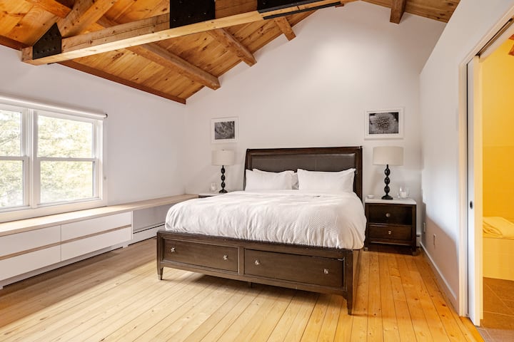 Furahia kitanda cha kifahari na dari ya ajabu.