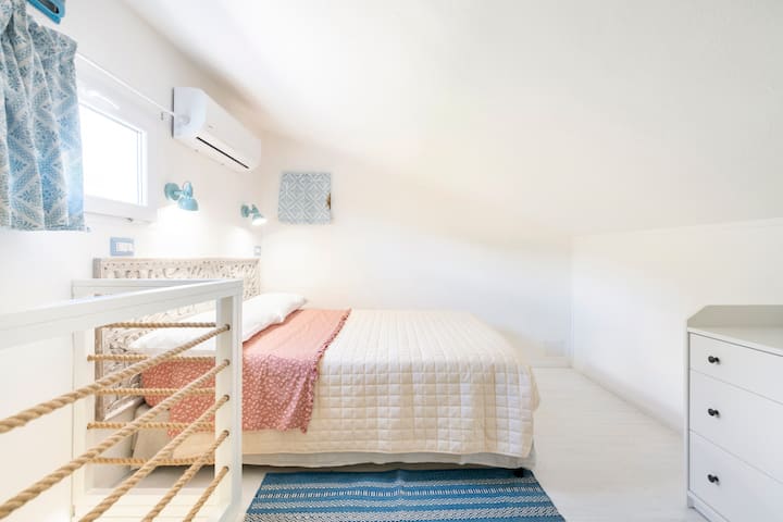 Chambre en mezzanine avec lit français 140 cm