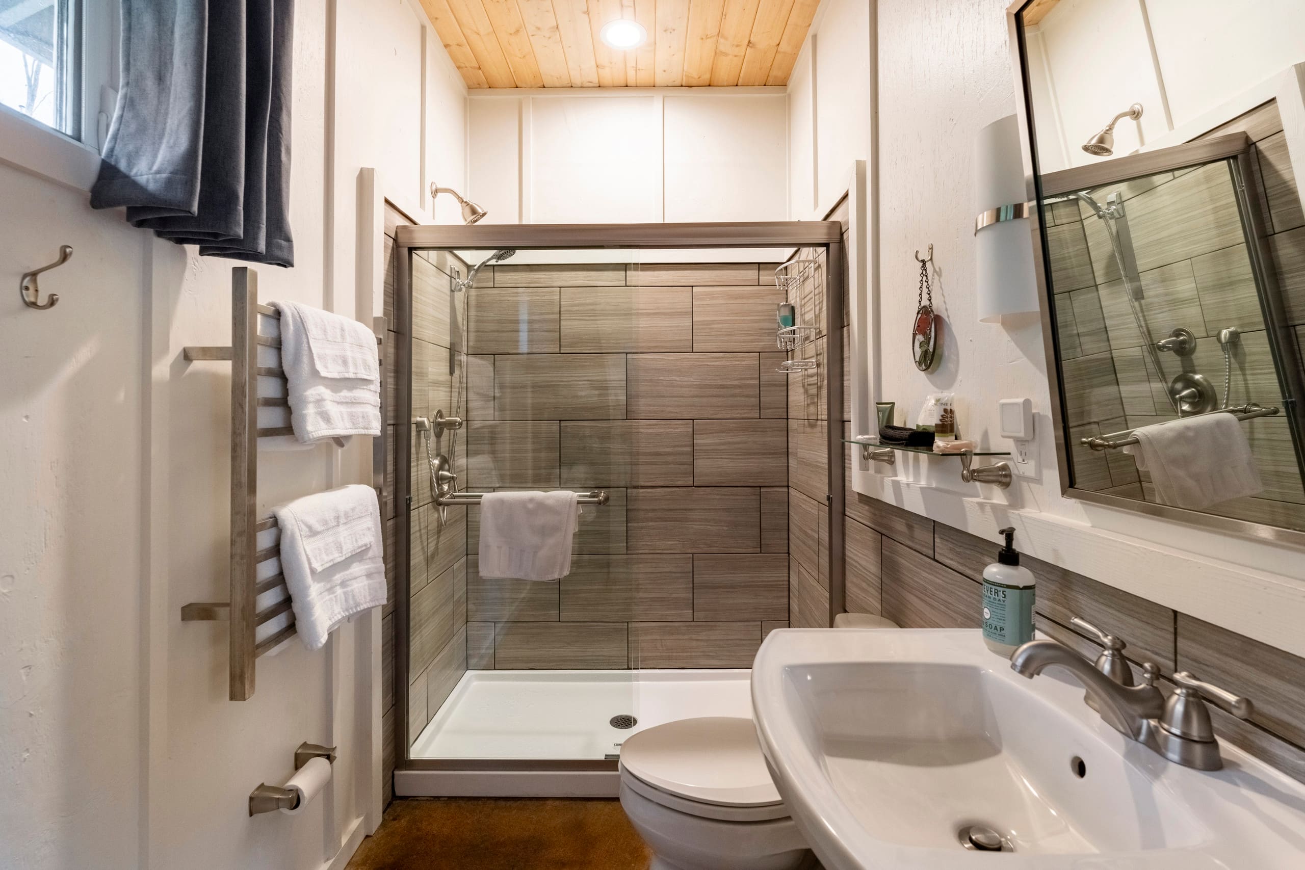 Guesthouse in Volcano · ★5.0 · Studio · 1 bed · 1 bath - Image 12