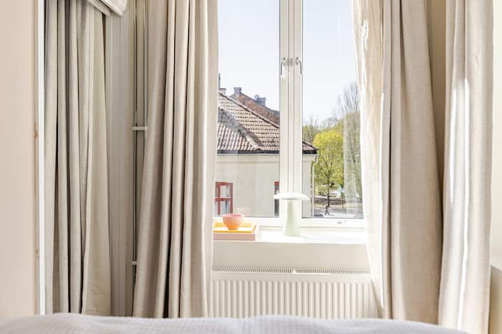 غرفة نوم بإطلالة على حديقة سوفيينبيرغسباركن الخضراء من السرير  