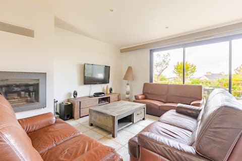 Villa Mandhura with pool