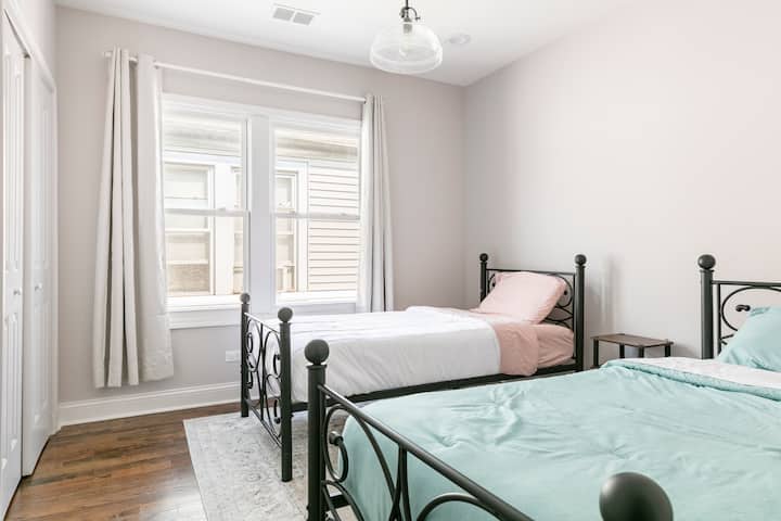 ห้องนอนชั้น 2 เตียงคู่ 