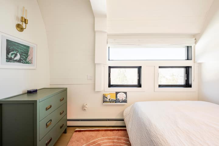 Spavaća soba 4 također se nalazi na gornjoj etaži i ima bračni krevet (160x200).