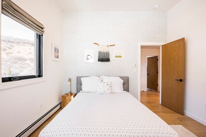 Spavaća soba 2 nalazi se na katu i ima bračni krevet (160x200).