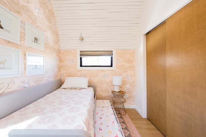 U spavaćoj sobi 3 nalazi se bračni krevet s bračnim krevetom. Također se nalazi na gornjoj etaži, pa je savršen za djecu.