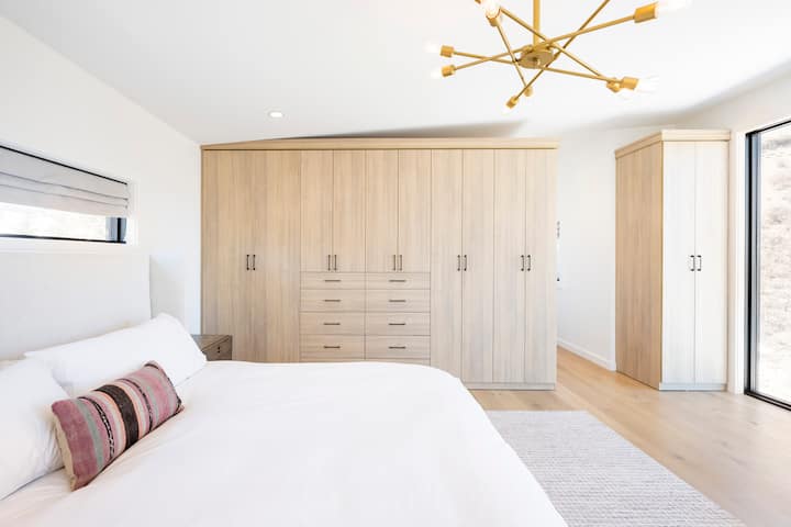 Bračni krevet (širine 150-179 cm) u primarnom apartmanu.