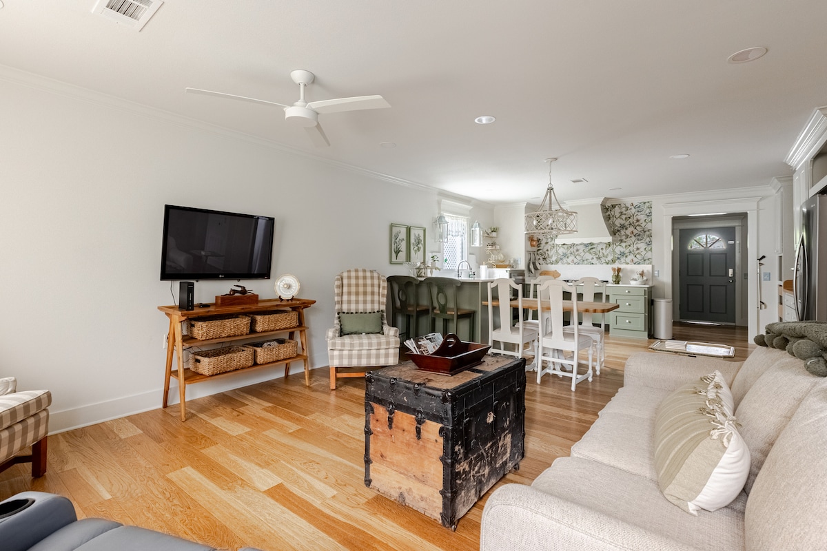 The Little Yellow House Certified Accessible - Houses for Rent in