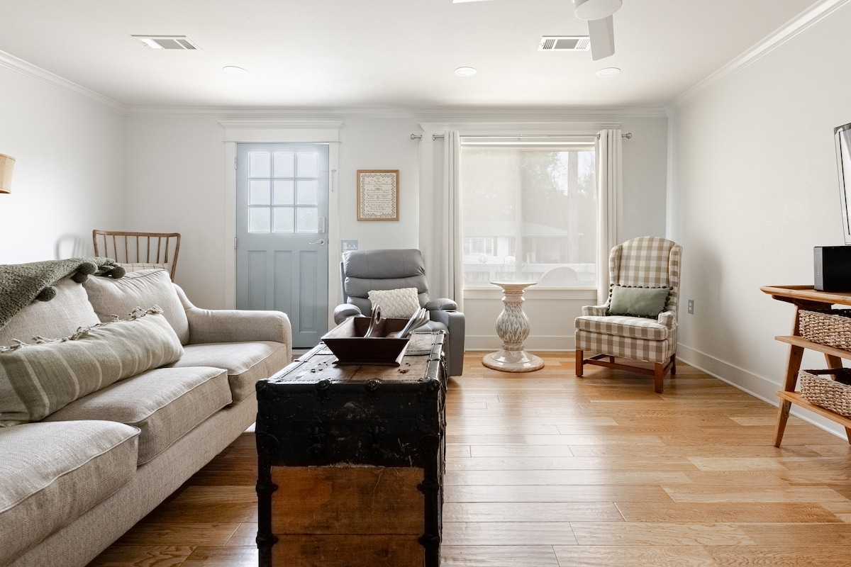 The Little Yellow House Certified Accessible - Houses for Rent in