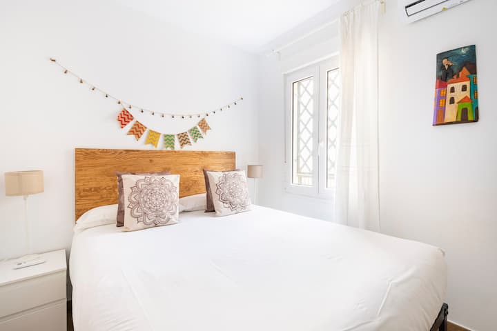 Esta será tu habitación. Acogedor, luminoso, tranquilo y con un montón de espacio para guardar tus cosas. Aire acondicionado en la habitación. 