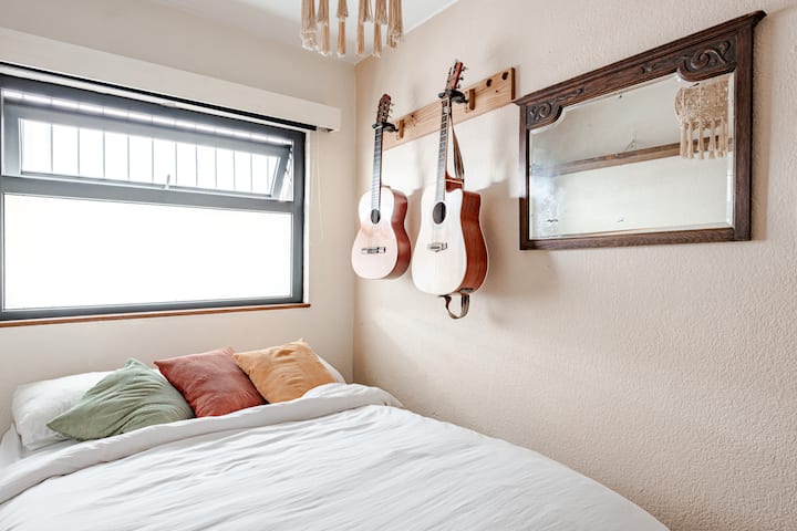 Vrhunski dvostruki madrac, ormarić, rolete i gitare