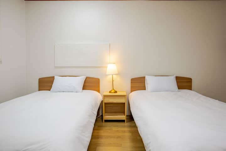 ห้องกว้างขวางเพียงพอสำหรับผู้เข้าพัก 2 คนที่จะเข้าพักได้อย่างสะดวกสบาย มีเตียง 2 เตียงและพื้นที่เก็บสัมภาระเพียงพอโดยไม่รู้สึกคับแคบ บรรยากาศเงียบมาก