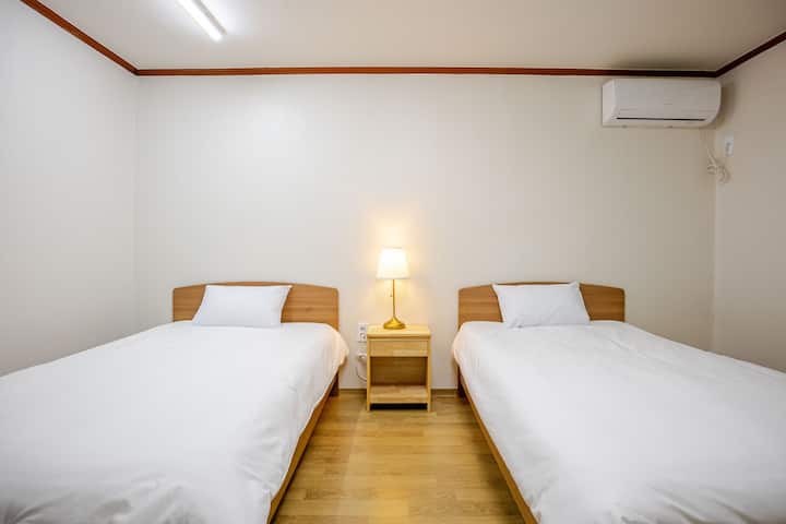 ห้องกว้างขวางเพียงพอสำหรับผู้เข้าพัก 2 คนที่จะเข้าพักได้อย่างสะดวกสบาย มีเตียง 2 เตียงพื้นที่เก็บสัมภาระเพียงพอโดยไม่รู้สึกคับแคบและห้องน้ำส่วนตัวพร้อมฝักบัว