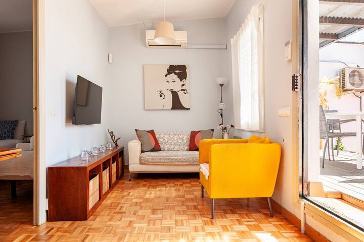 El Born Sunny View Terrace, Quiet, Walk Everywhere gallery image 4