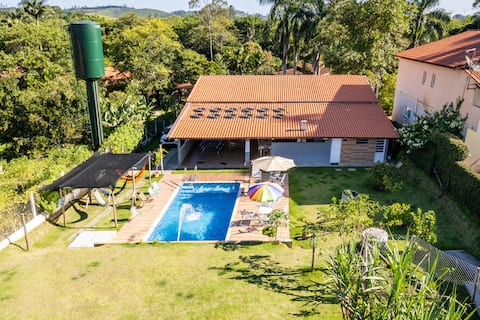 Fully flat, 5 en-suites, Air-conditioned pool.