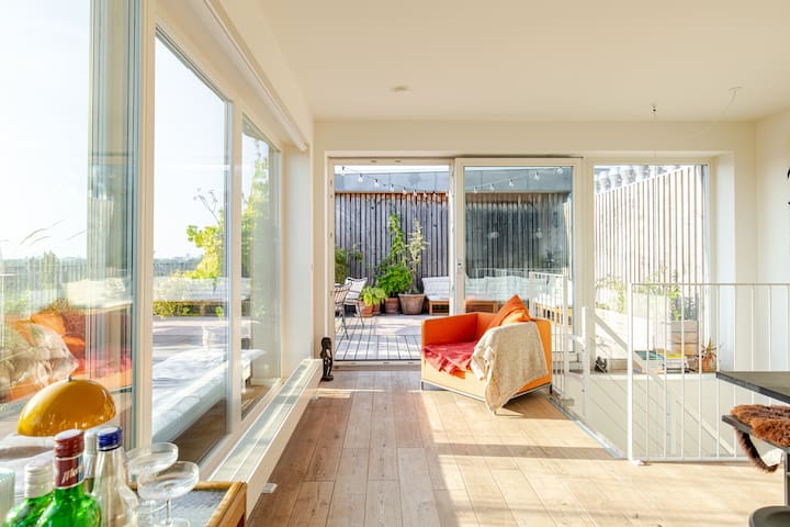 Rooftop Apartment w. Terrace & City Views