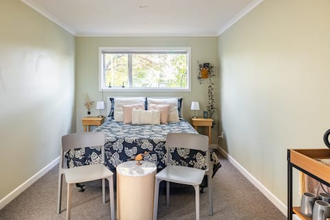 BedEnd - Quaint One Bedroom Studio with Ensuite.