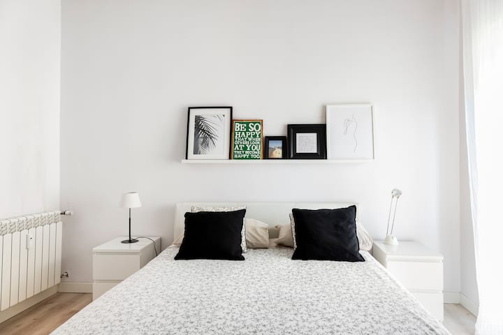 HABITACIÓN

Hay una cómoda y un armario espacioso en el dormitorio.