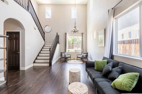 Spacious  5BR Home,3 Full Baths! Great for Groups!