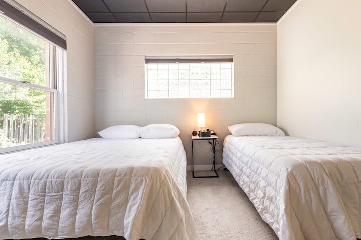 1 Queen Casper memory foam & 1 Twin XL Casper memory foam. Both beds are fully adjustable bases and include a remote for your perfect comfort :)