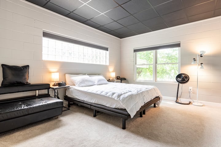 Cali King size Casper memory foam bed w/ remote to adjust the bed base