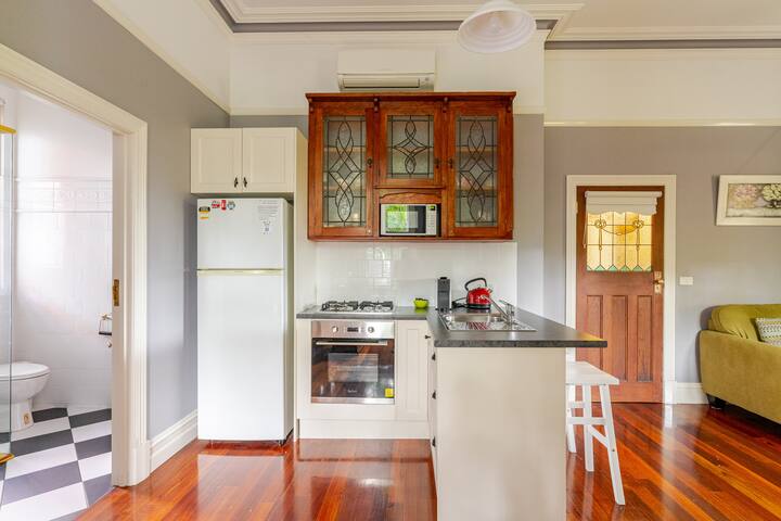 3 Bedroom “olde world” in Lilydale gallery image 4