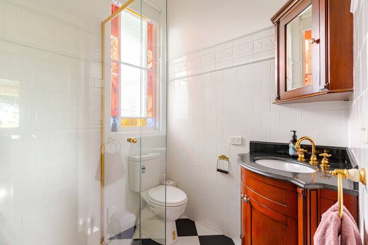 3 Bedroom “olde world” in Lilydale gallery image 5