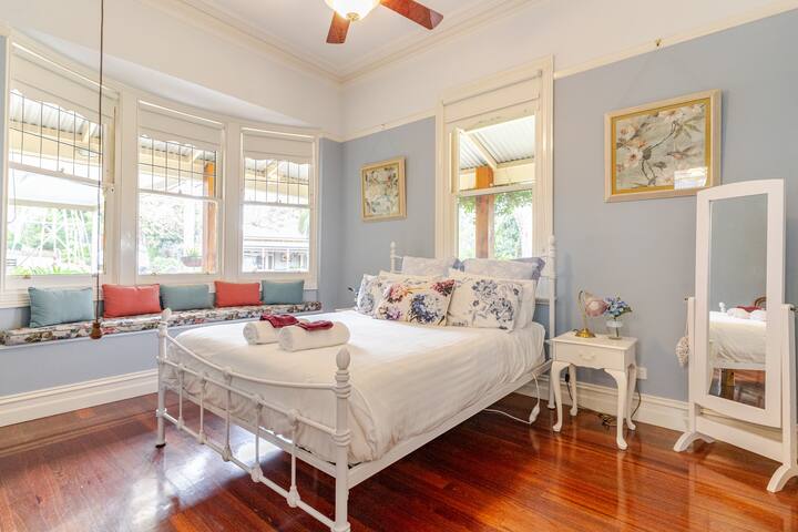 3 Bedroom “olde world” in Lilydale gallery image 3