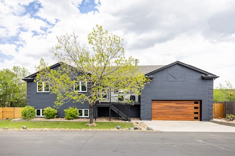 Lrg Home w/ Caboose + option | Hot Tub | Oasis