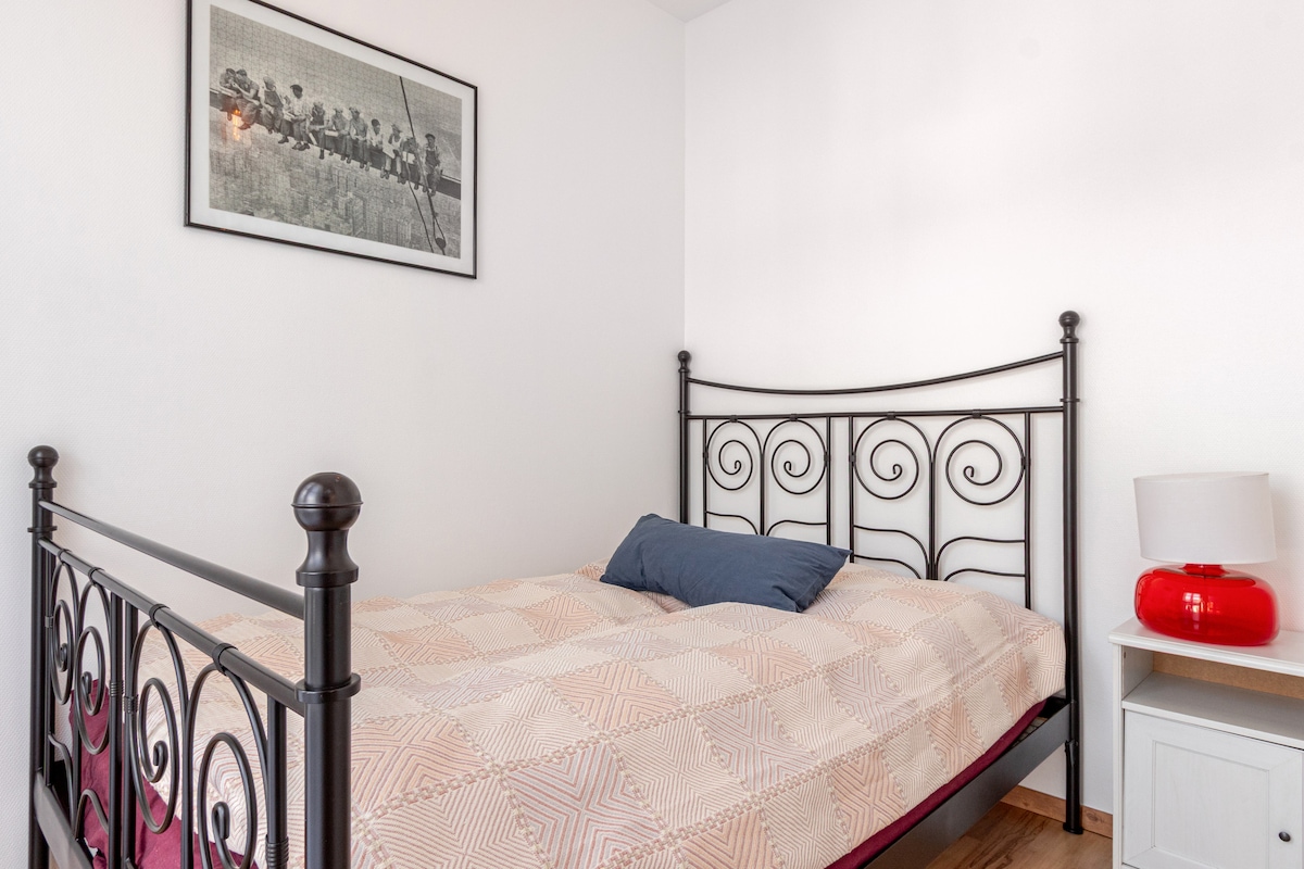 舒适的床（1.4米x 2米），可供2人入住