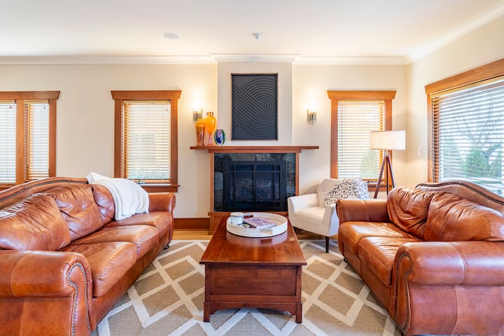 Stately Craftsman- Central Location, DTWN: 1mile gallery image 2