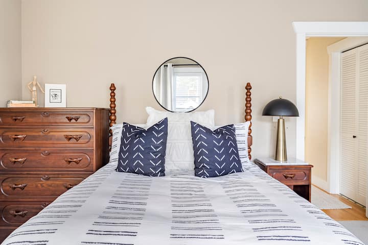 SLAAPKAMER 3: ook met hoogwaardig katoenen beddengoed, zachte en stevige kussenopties en extra dekens. Kamer verduisterende tinten, witte ruismachine, Sonos-luidspreker, draagbare ventilator, oplaadstations aan het bed en dimbare verlichting.