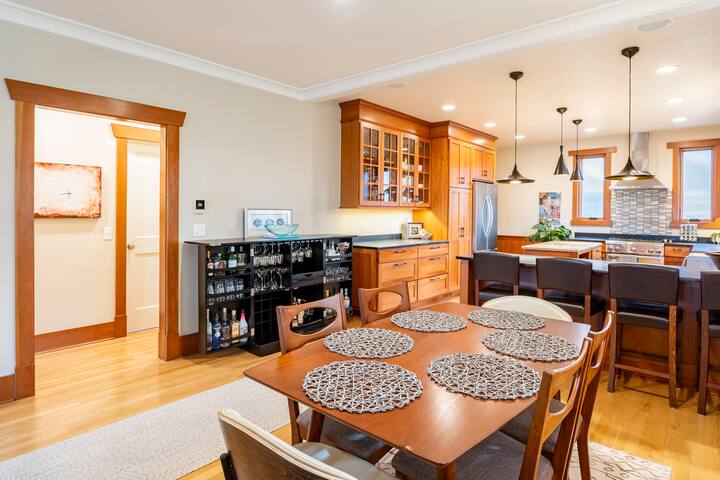 Stately Craftsman- Central Location, DTWN: 1mile gallery image 3