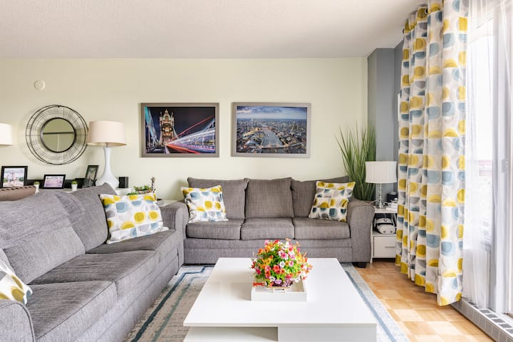 Fully Equipped Condo W/ Heated Indoor Parking - Pointe-Claire