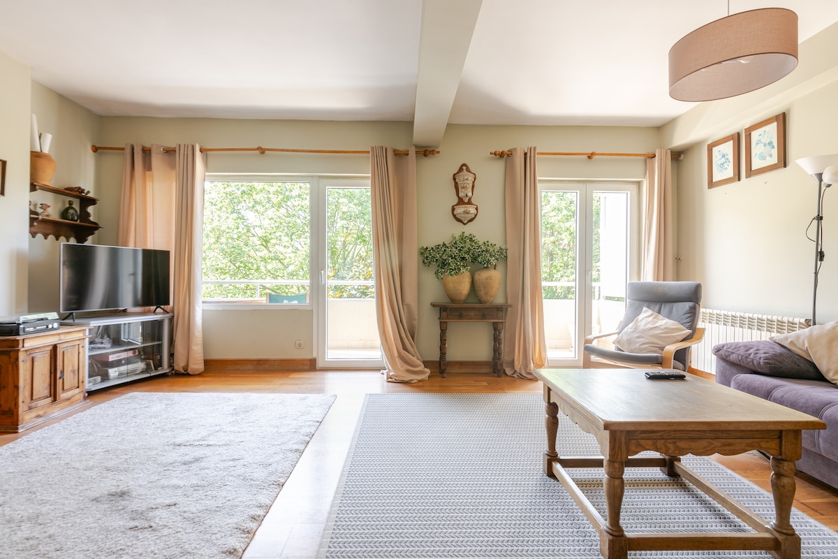 Top performing Airbnb: Cozy, spacious and conveniently located apartment. Parking in Zarautz
