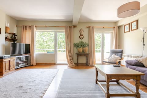 Top performing Airbnb: Cozy, spacious and conveniently located apartment. Parking in Zarautz