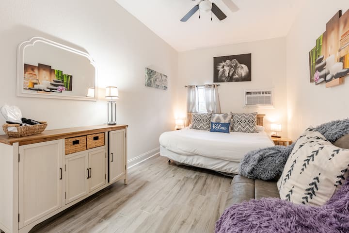 Détendez-vous dans cette chambre paisible avec un lit king size confortable, un éclairage doux, une décoration apaisante et beaucoup d'espace pour vous étirer et vous détendre.
