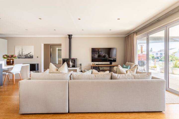 Tranquil waterside retreat gallery image 4