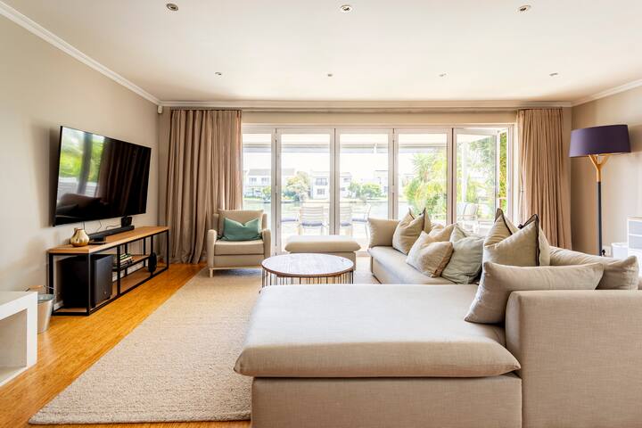 Tranquil waterside retreat gallery image 3