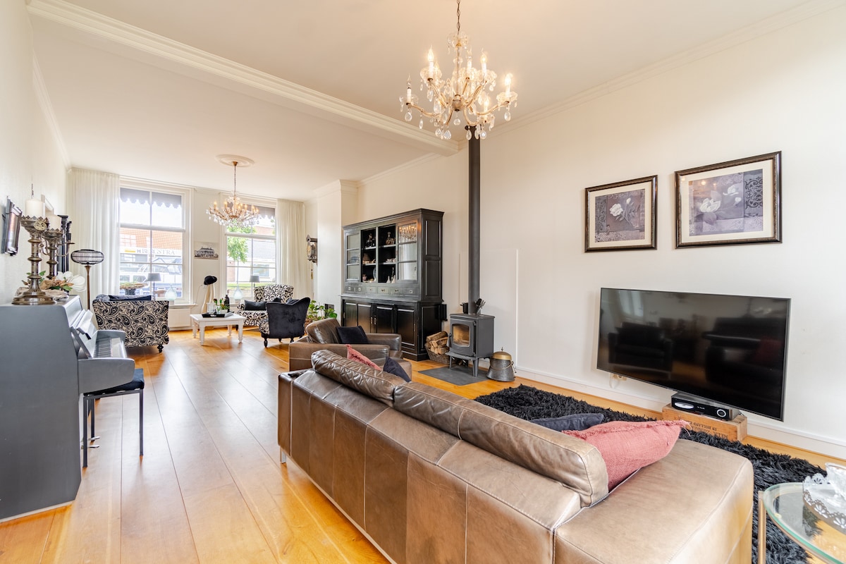 Top Airbnb: Atmospheric canal house in the city center on the waterway in Wijk 01 Sneek