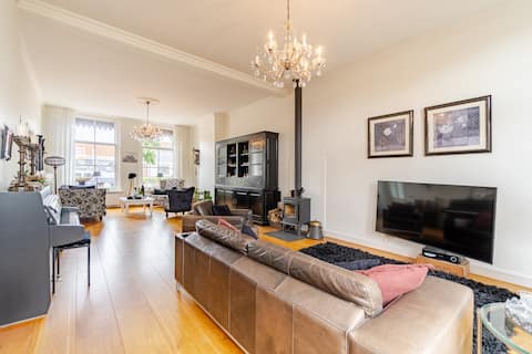 Top Airbnb: Atmospheric canal house in the city center on the waterway in Wijk 01 Sneek